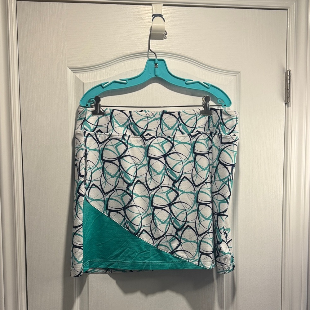 519-Better & Court blue/green/white abstract design skort
